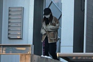 Minami Minegishi leaving the apartment