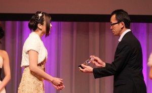 Hibiki Otsuki accepts her award