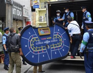 Officers seized 12 baccarat tables and 29 slot machines (Sankei)