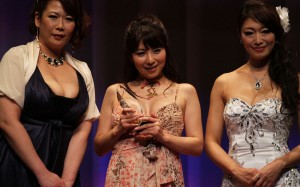 Kimika Ichijo (center)