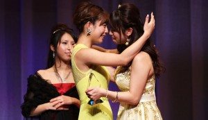 2013 winner Mana Sakura (left) and Marina Shiraishi (right)