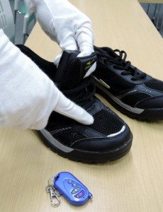 Shoes with a camera installed whose shutter is triggered remotely (Mainichi Shimbun)