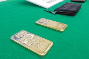 The suspects attempted to smuggle 4 kilograms of gold plates into Japan