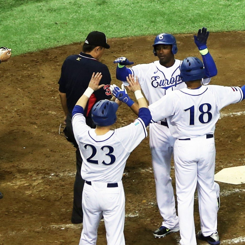 Yurendell DeCaster is congratulated after his 3-run home run in the third inning at Tokyo Dome (The Tokyo Reporter)