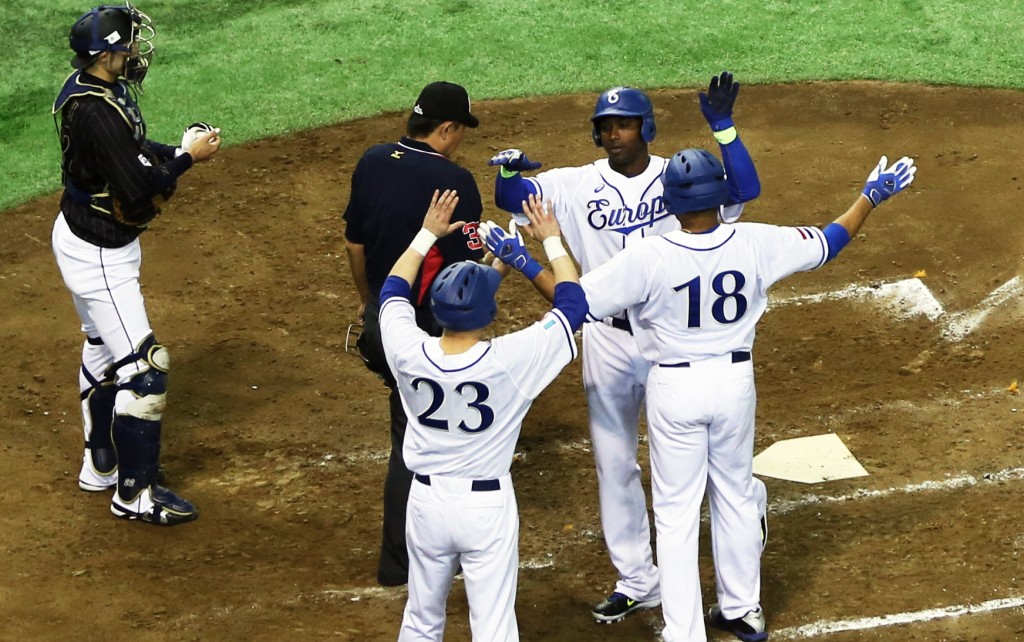 Yurendell DeCaster is congratulated after his 3-run home run in the third inning at Tokyo Dome (<a href="https://www.tokyoreporter.com/">The Tokyo Reporter</a>)
