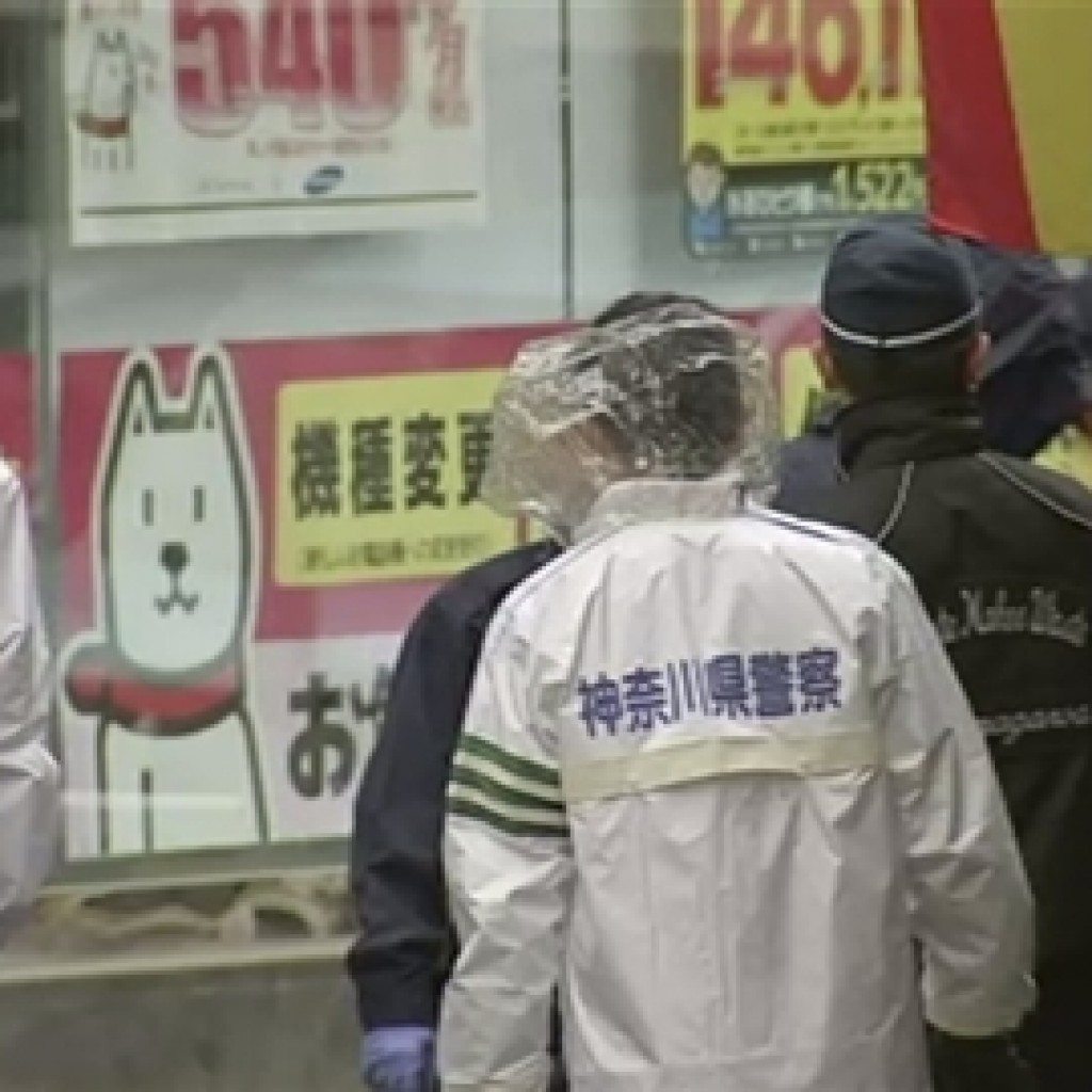 A 48-year-old boss in the Yamaguchi-gumi was shot in the abdomen near JR Fujisawa Station early Saturday