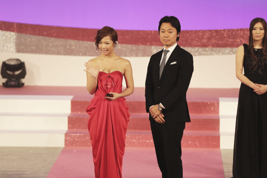 Mana Sakura wins the Flash media prize