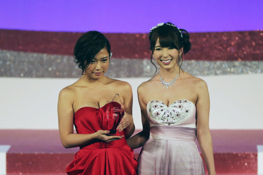 Mana Sakura (left) with Yui Hatano (last year's winner)