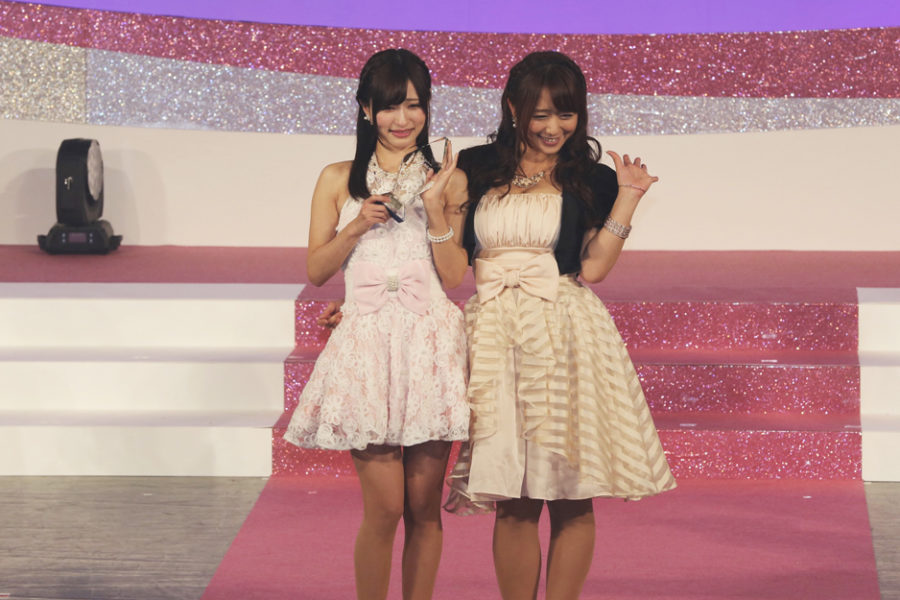 Moe Amatsuka (left) and Marina Shiraishi (2014 winner)