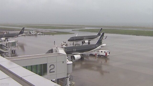 Fukuoka police arrested two drunk men over a bomb hoax on an airplane (NHK)