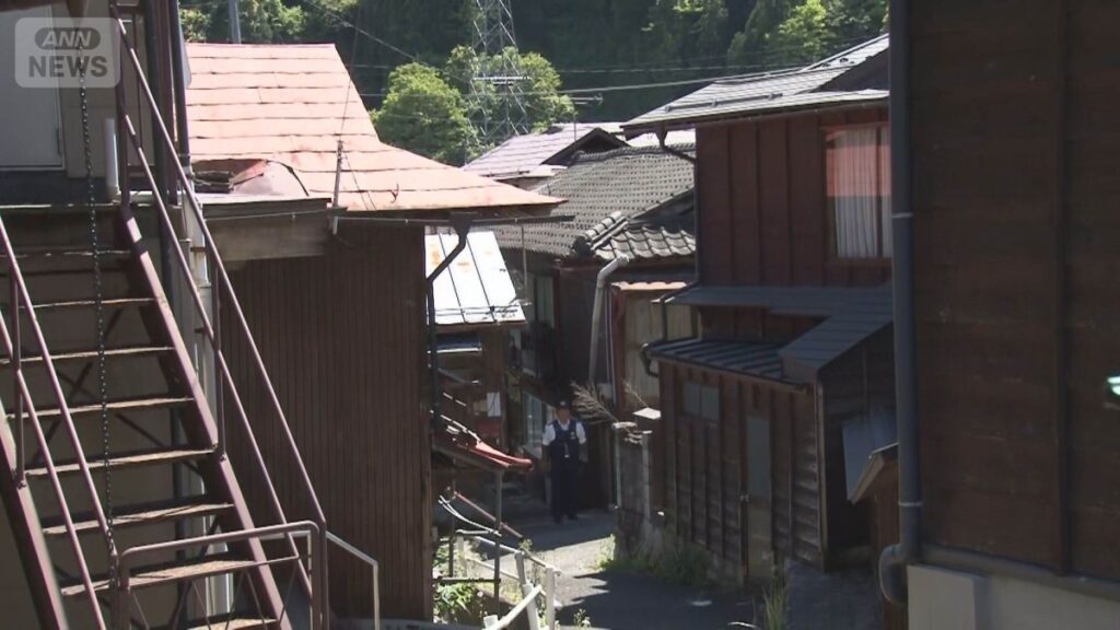 Mother, 2 children found dead in Nagano home after third child alerts police