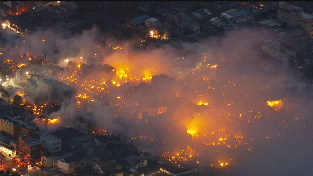A massive blaze spread from a Chinese restaurant and burned down at least 140 buildings and homes in Niigata Prefecture (TBS News)