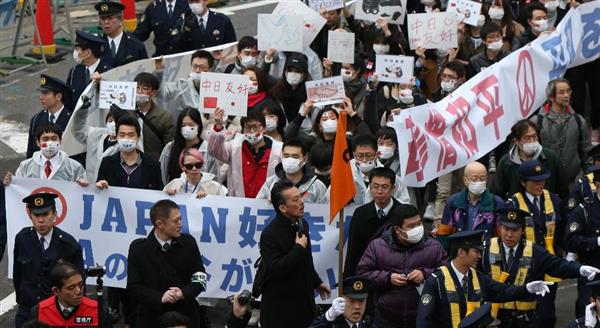 Chinese protesters marched through Shinjuku to protest actions by APA Hotels & Resorts (the Sankei Shimbun)