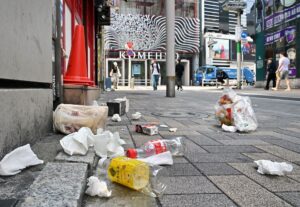 Influx of foreigners leads to crackdown on litterbugs in Tokyo nightlife districts