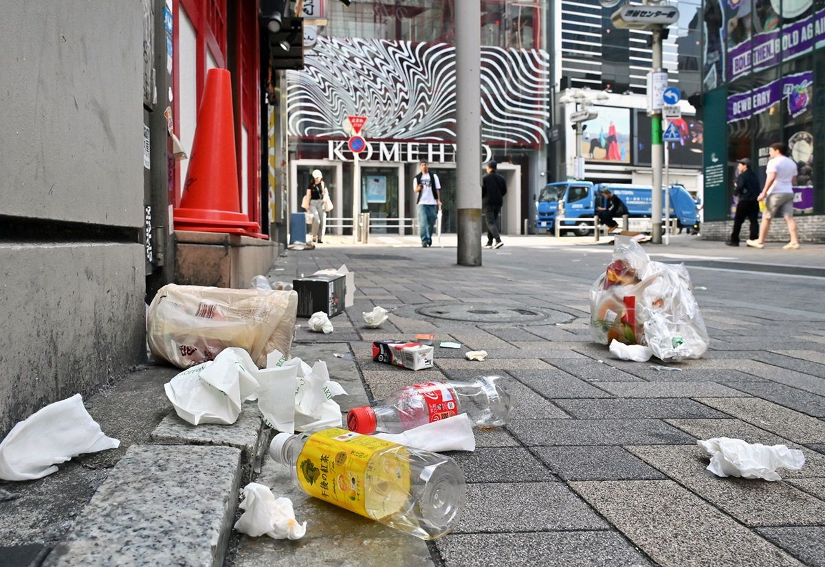 Influx of foreigners leads to crackdown on litterbugs in Tokyo nightlife districts