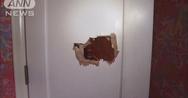 A man with a hammer broke into a home in Tanabe City to steal 40 million yen in jewels