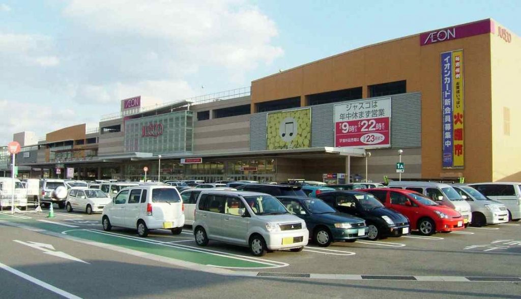 Police are hunting for a woman who bit a security guard at Aeon Mall Otsu Himeji after being accused of shoplifting