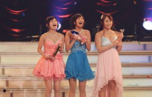 Moe Amatsuka (left), Riku Minato (center) and Marina Shiraishi on stage at the DMM Adult Awards 2015