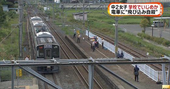 A school girl jumped into the path of an oncoming train at JR Kita-Tokiwa Station in an apparent suicide
