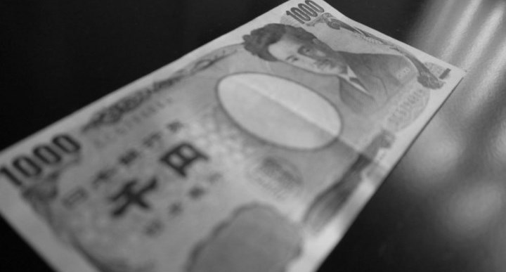 An assistant inspector has been sacked for leaking potential police activities to a prostitution club