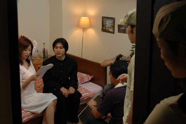 AV actress Chisato Shoda (left)