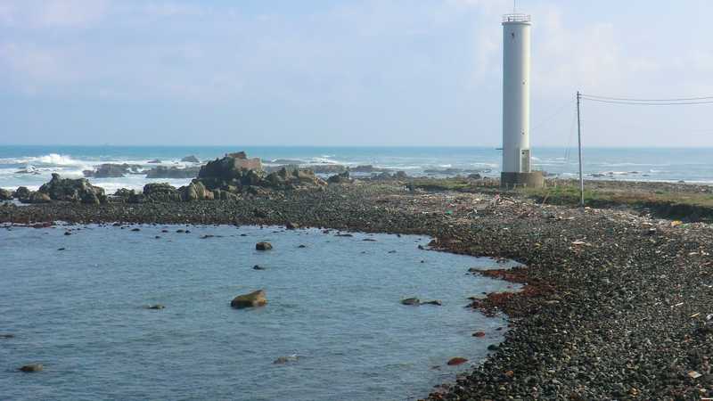 The body of a man was found lying face-down on the rocky coast of the Nagasakimachi area