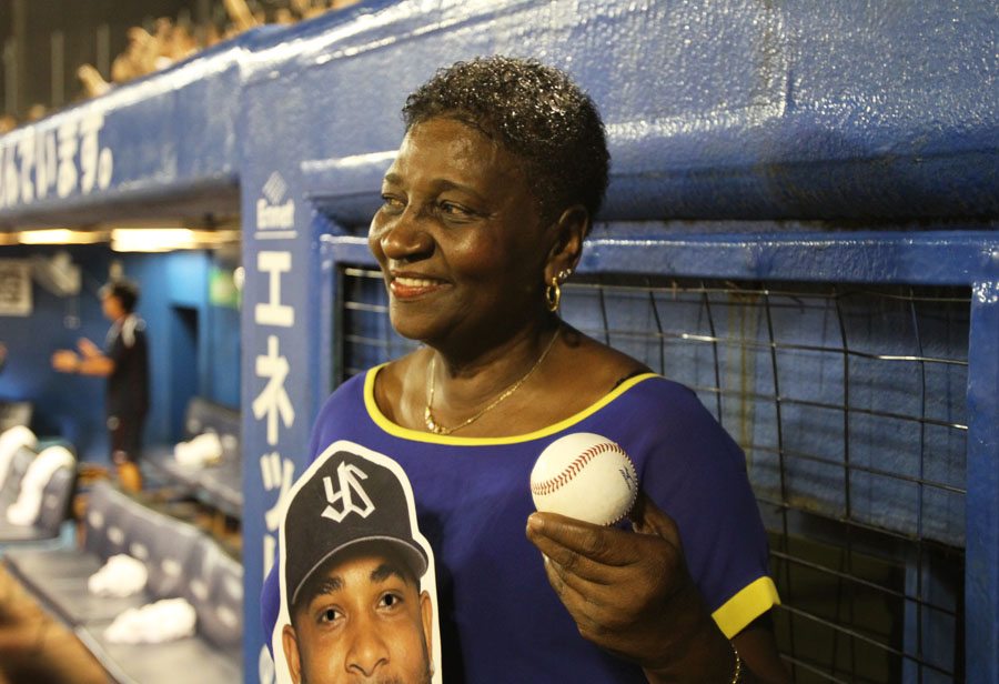 Wladimir Balentien's mother Astrid holding home run ball number 57
