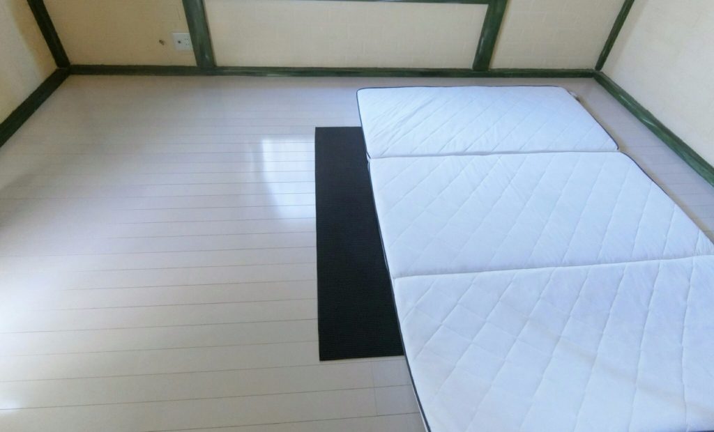 A corpse was found atop a mat in a bedroom of a residence in Nakano Ward on Sunday