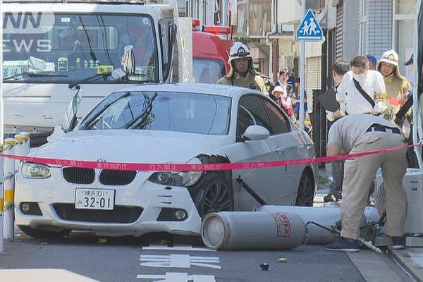 A suspect in a pachinko robbery crashed his vehicle during a police chase in Ota Ward