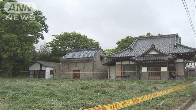 A male corpse was found inside an abandoned residence in Hitachi City on Sunday