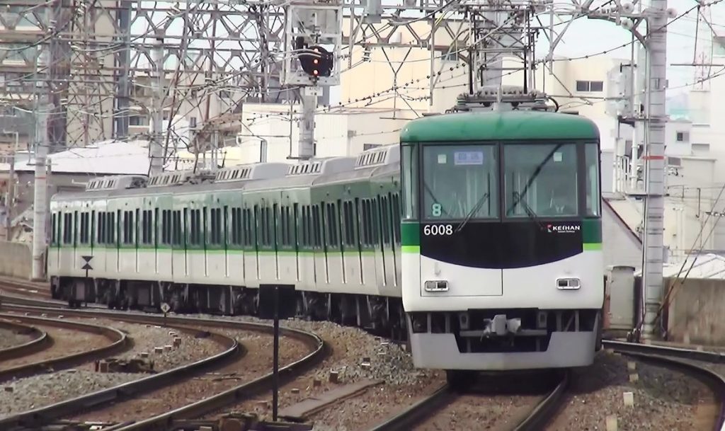 A Keihan Electric Railway train at Kayashima Station