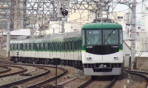 A Keihan Electric Railway train at Kayashima Station