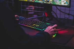 How to Gain an Information Advantage in Multiplayer Games