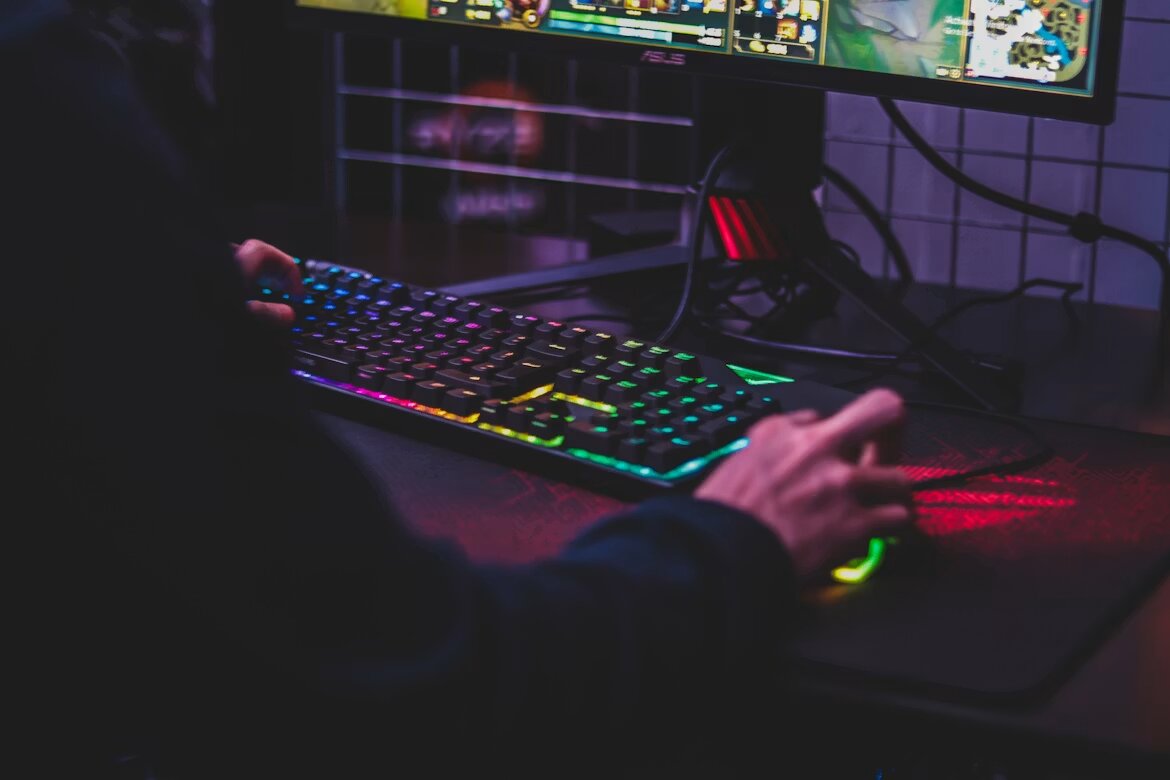 How to Gain an Information Advantage in Multiplayer Games
