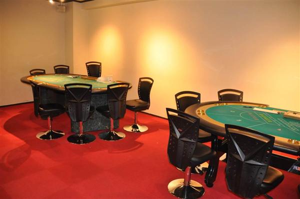 Kyoto police seized 3 tables from a baccarat parlor on Wednesday