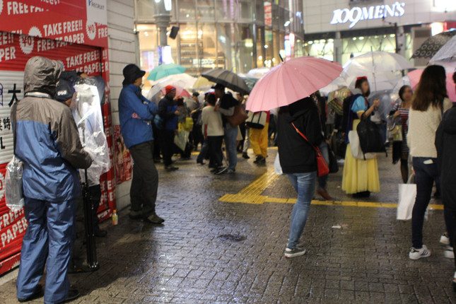 There were far fewer Halloween revelers this year in Shibuya due to cold weather (J-Cast)