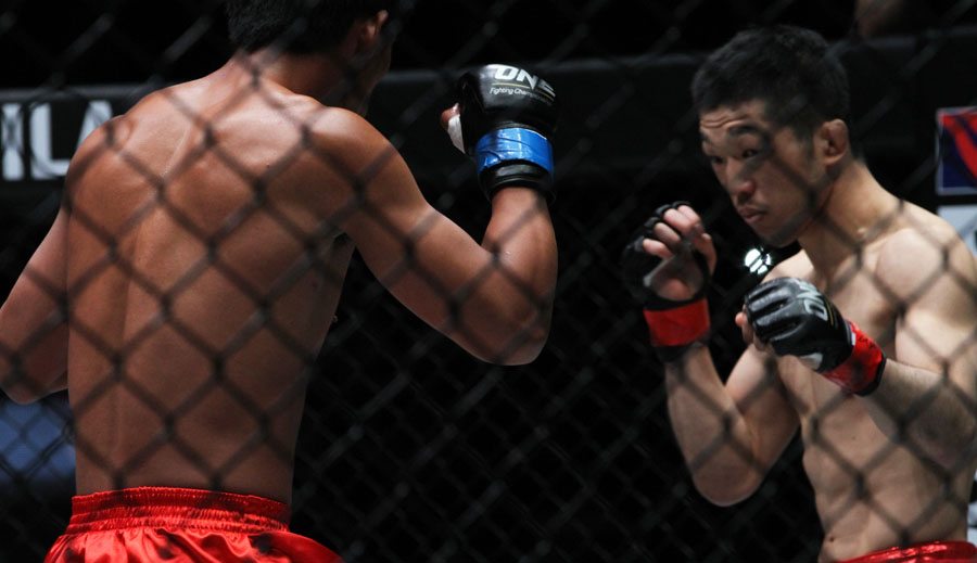 Koji Oishi (right) knocked out Honorio Banario in the third round