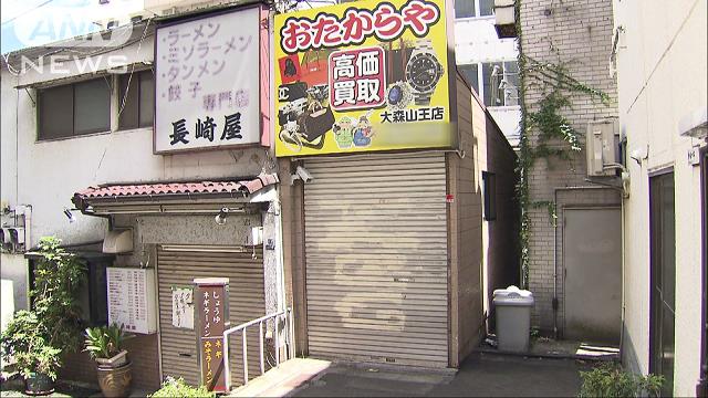 Tokyo police are searching for a gang of thieves behind a string of burglaries at jewelry stores in Ota Ward