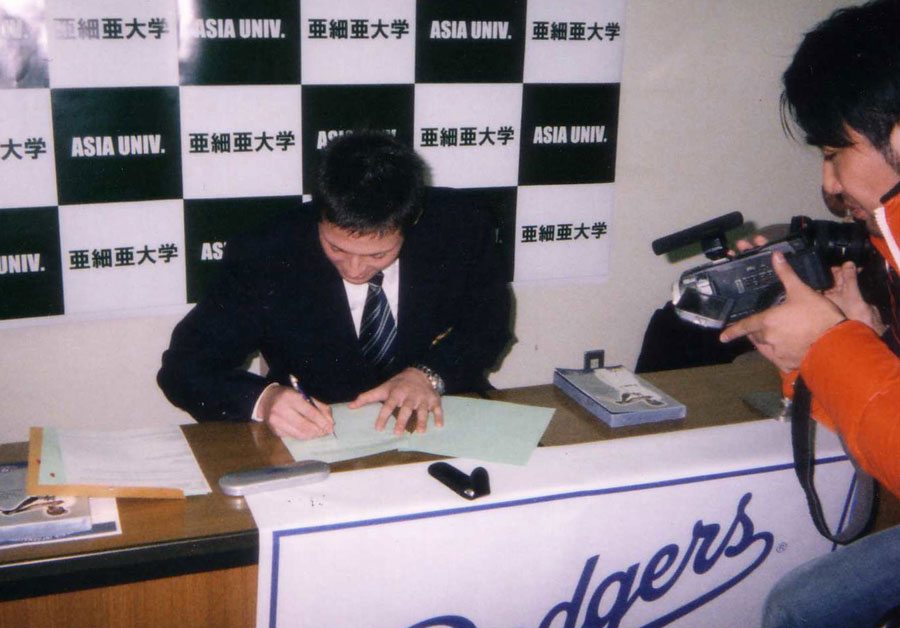 Robert Boothe signs with the Dodgers