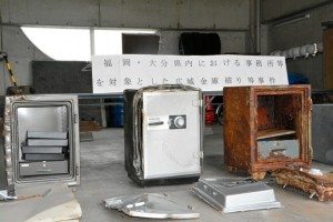 The suspects stole 5.3 million yen safes inside the offices of a construction company