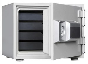 Thieves stole a safe from a hostess club in Higashiosaka