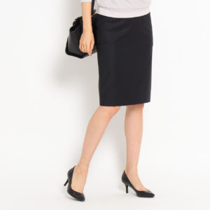 A woman in Kobe has been accused of raising her tight-fitting skirt in revealing her lower body in Kobe on Wednesday night