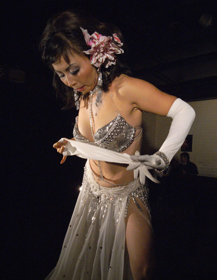 A stripper from Dr. Sketchy's Anti-Art School fumbles with her glove