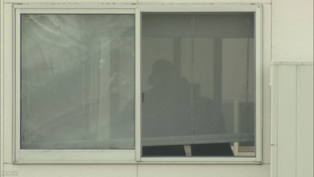 A man wielding a machete broke into his neighbor’s home in Takamastu City on Sunday and stabbed a family of 4