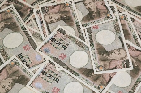 Two garbage collectors in Tamura City found 10 million yen in cash in a trash pile in February