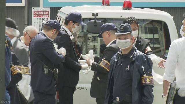 Tokyo police are searching for a man who robbed a branch of a credit union in Suginami Ward on Wednesday