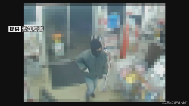 Aichi police are hunting for a man over the robbery of a convenience store in Toyohashi City on Thursday