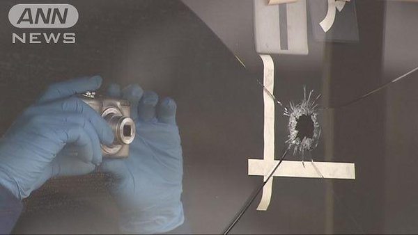 Bullet holes were found in a wall and window of an office of the Kobe Yamaguchi-gumi in Ibaraki on Sunday