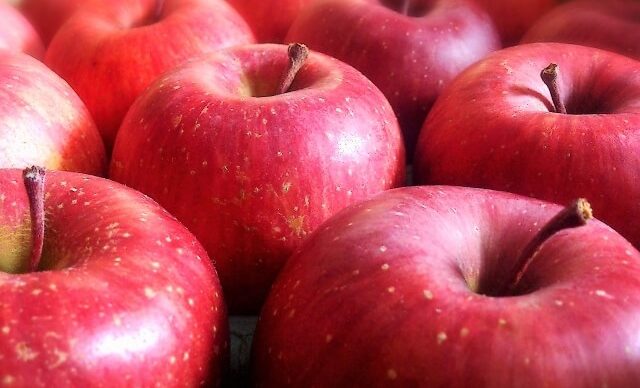 A gang boss has been accused of shoplifting apples and other items from a grocery store in Nagoya