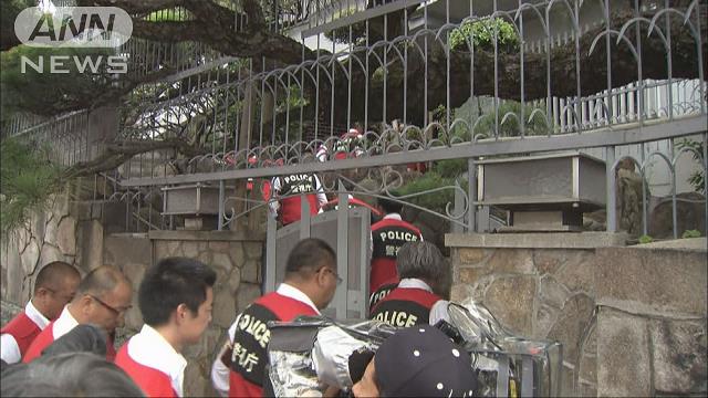 Tokyo police raided the headquarters of the Yamaguchi-gumi in Kobe on Tuesday as a part of an extortion probe
